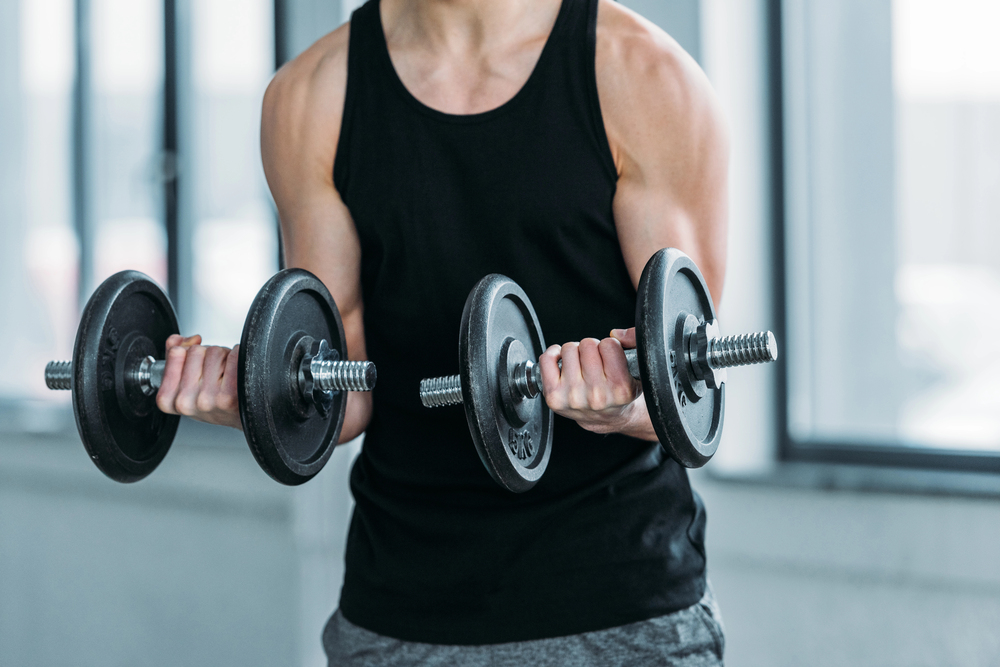 Cropped photo of a man lifting weights